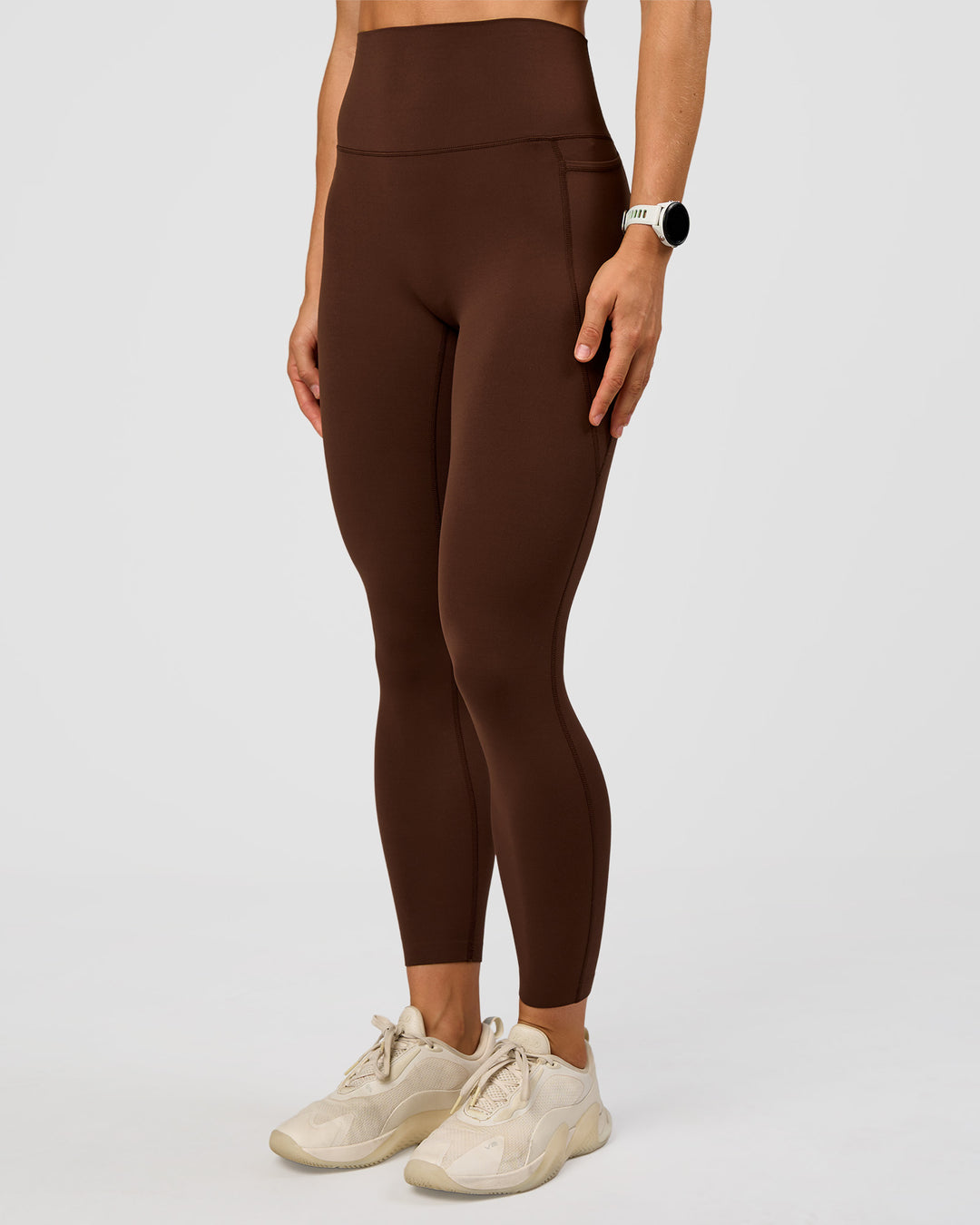 Woman wearing Elixir Ultra High-Rise 7/8 Legging Pockets - Hot Chocolate | Model:Maja | Size:XS
