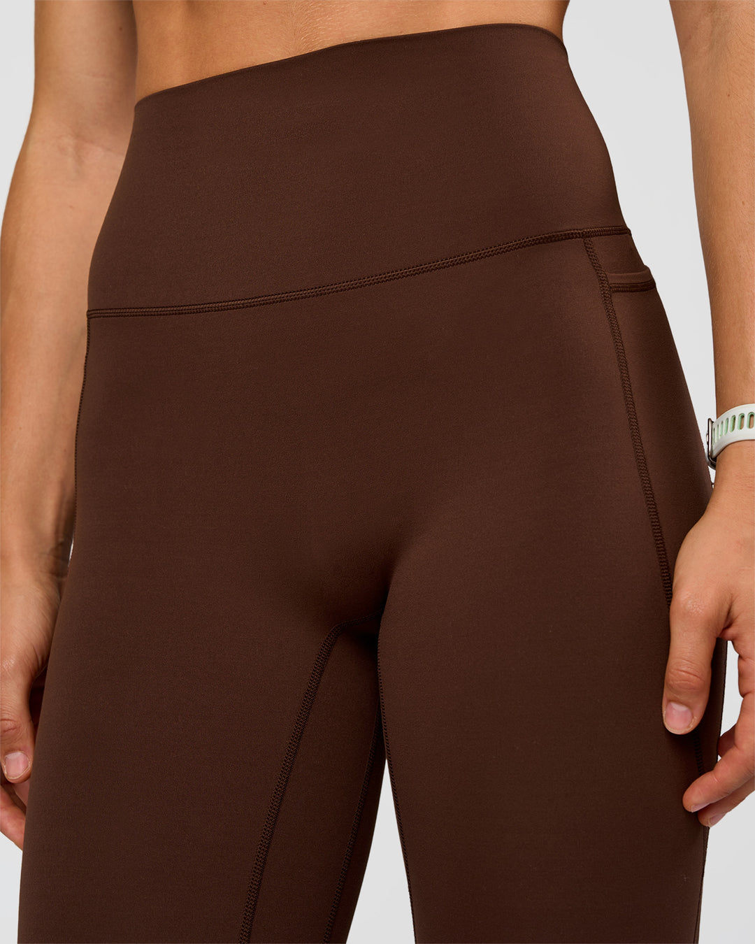 Woman wearing Elixir Ultra High-Rise 7/8 Legging Pockets - Hot Chocolate | Model:Maja | Size:XS