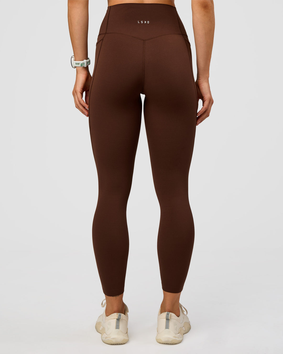 Woman wearing Elixir Ultra High-Rise 7/8 Legging Pockets - Hot Chocolate | Model:Maja | Size:XS