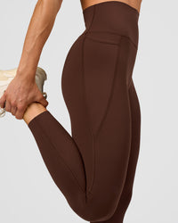 Woman wearing Elixir Ultra High-Rise 7/8 Legging Pockets - Hot Chocolate | Model:Maja | Size:XS