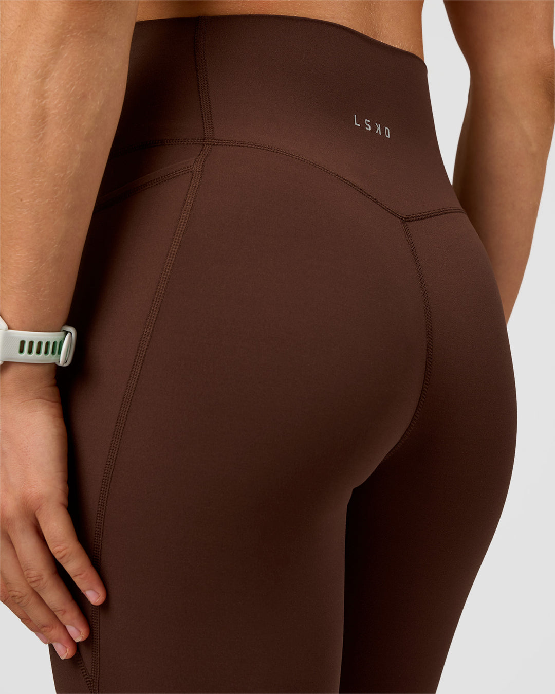 Woman wearing Elixir Ultra High-Rise Full Length Legging Pockets - Hot Chocolate | Model:Maja | Size:XS