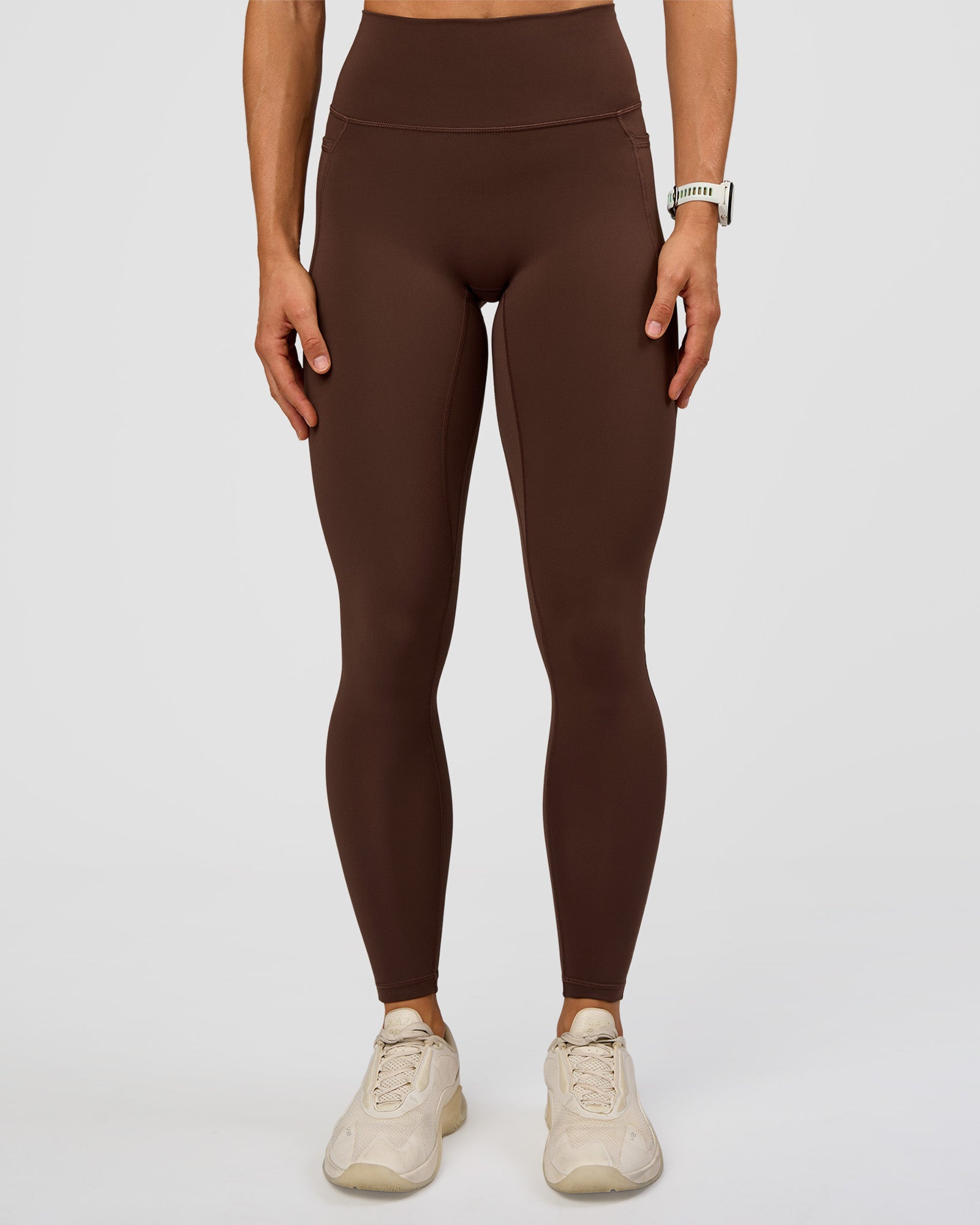 Woman wearing Fusion Ultra High-Rise Full Length Legging Pockets - Hot Chocolate | Model:Maja | Size:XS