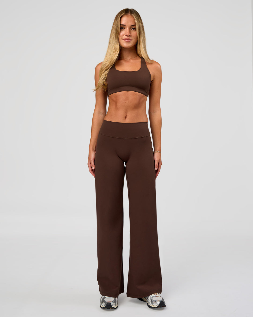 Model wearing Fusion V-Contour High-Rise Petite Pant - Hot Chocolate | Model:Issy | Size:XS