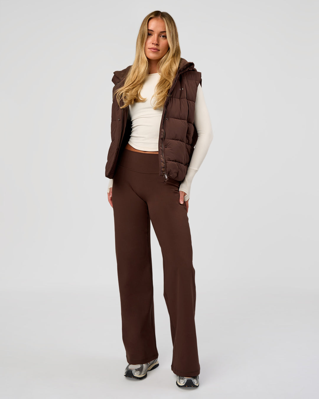 Model wearing Fusion V-Contour High-Rise Petite Pant - Hot Chocolate | Model:Issy | Size:XS