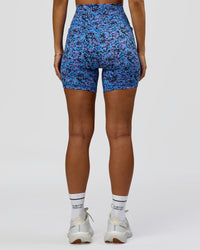Woman Fusion V-Contour Ultra High-Rise Mid Short Pockets in Energy Print Blue Multi | Model:Brylee | Size:XS
