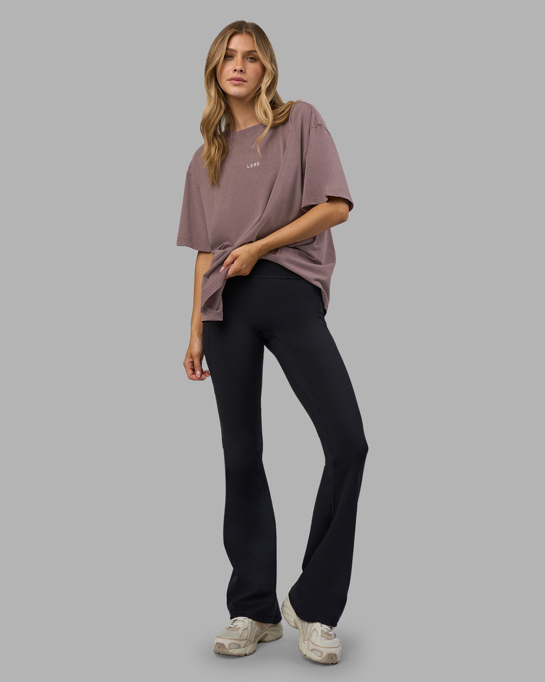 Woman wearing Go-To FLXCotton Oversized Tee - Peppercorn Washed | Model:Leilani | Size:XS