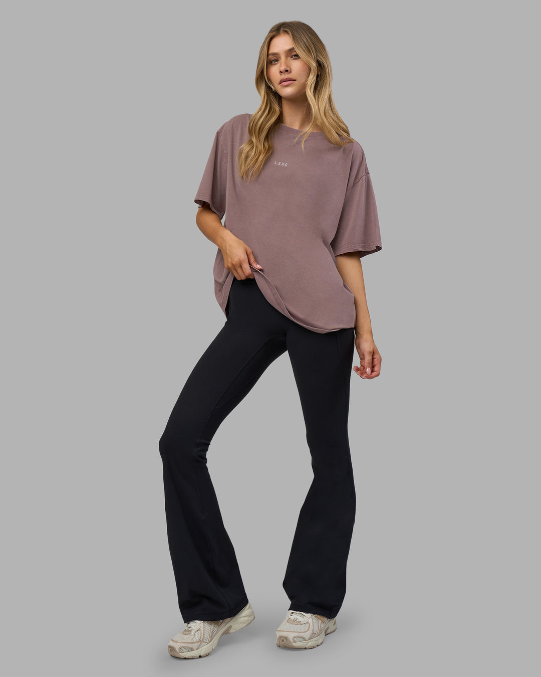 Woman wearing Go-To FLXCotton Oversized Tee - Peppercorn Washed | Model:Leilani | Size:XS