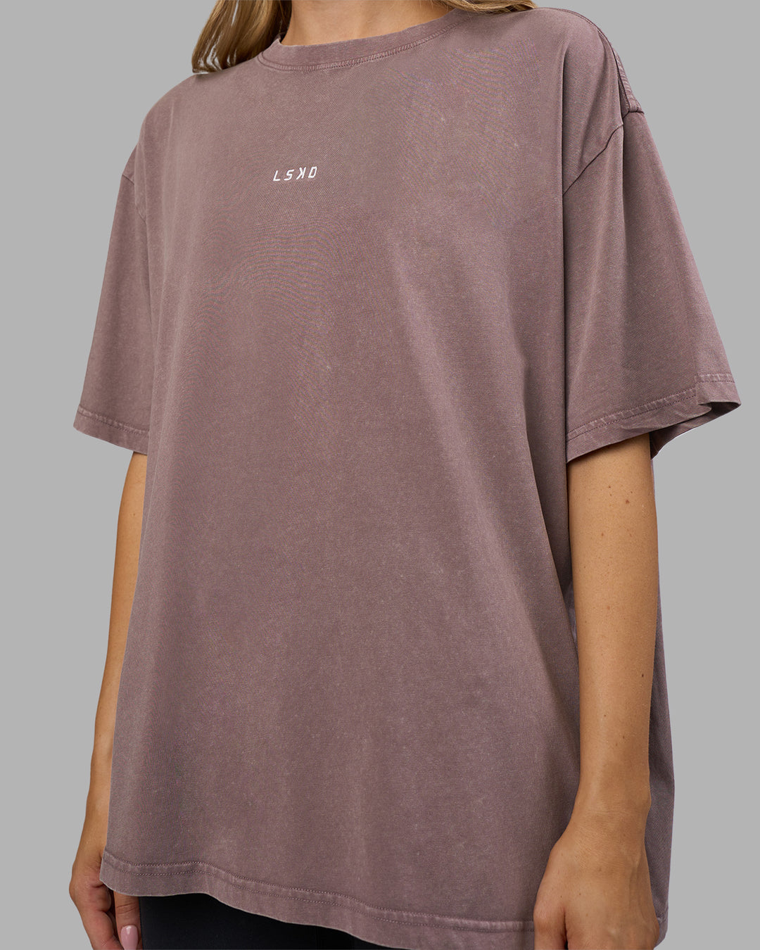 Woman wearing Go-To FLXCotton Oversized Tee - Peppercorn Washed | Model:Leilani | Size:XS