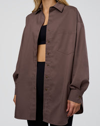 Woman wearing Go-To Oversized Shirt - Cocoa | Model:Leilani | Size:XS