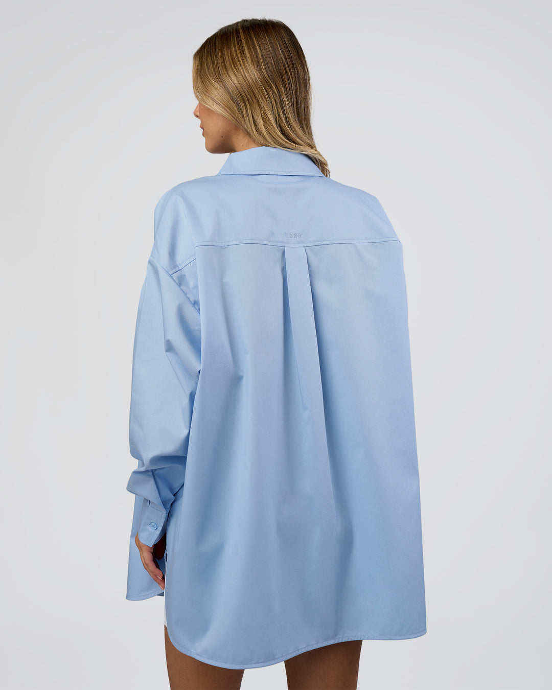 Woman wearing Go-To Oversized Shirt - Poplin Blue | Model:Leilani | Size:XS