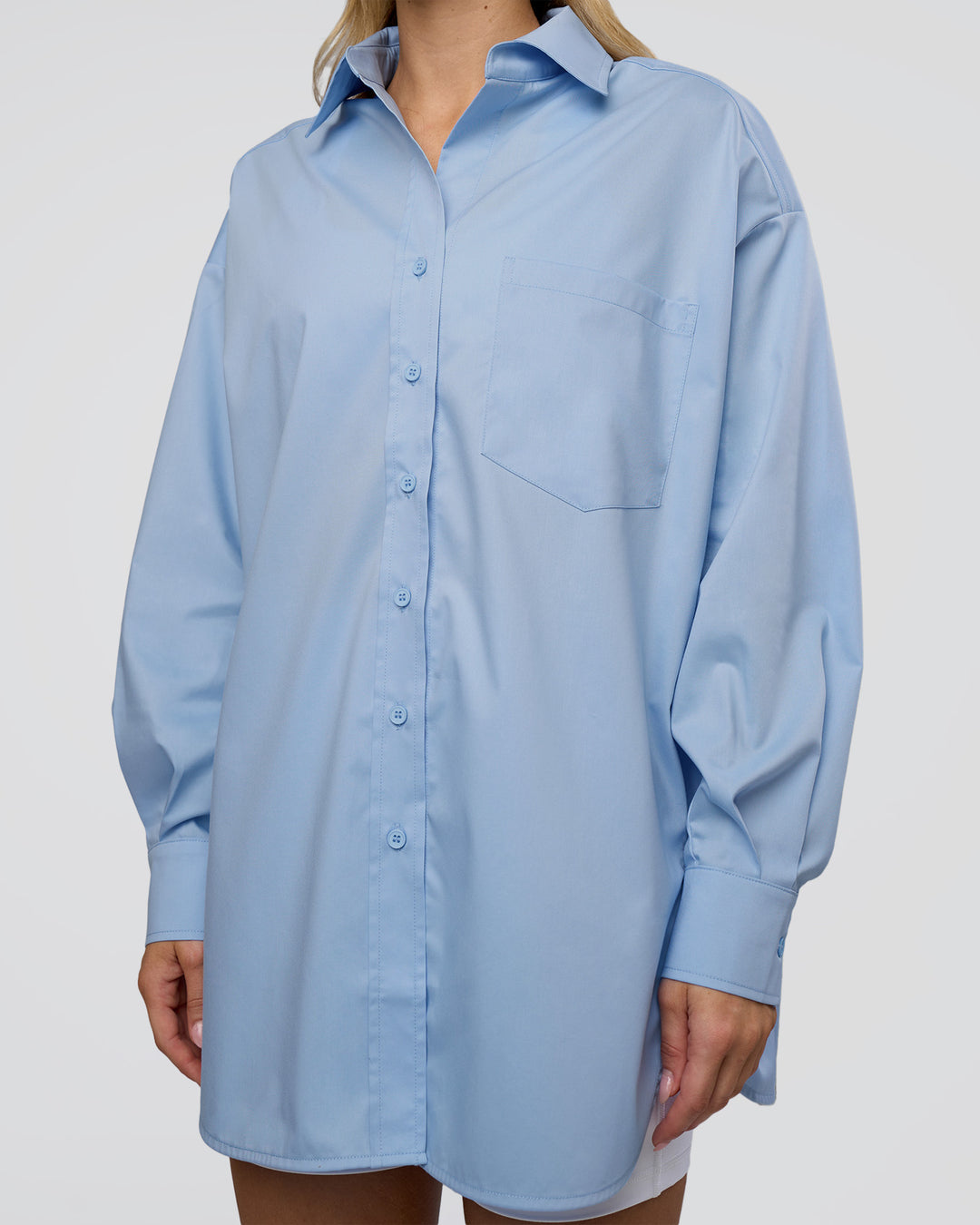 Woman wearing Go-To Oversized Shirt - Poplin Blue | Model:Leilani | Size:XS
