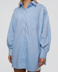 Woman wearing Go-To Oversized Shirt - Poplin Blue | Model:Leilani | Size:XS