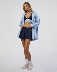 Woman wearing Go-To Oversized Shirt - Poplin Blue | Model:Leilani | Size:XS