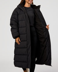 Woman wearing Go-To Puffer Long Jacket - Black | Model:Brylee | Size:XS