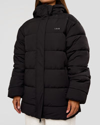 Woman wearing Go-To Puffer Mid Jacket - Black | Model:Brylee | Size:XS