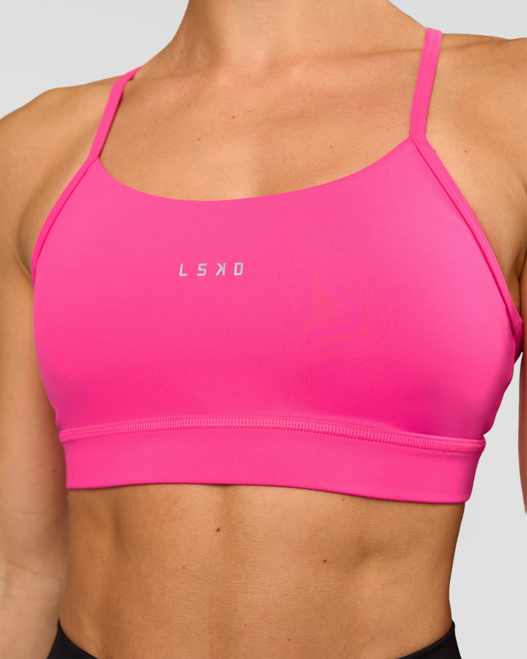 Woman wearing Lift Sports Bra - Ultra Pink | Model:Maja | Size:XS