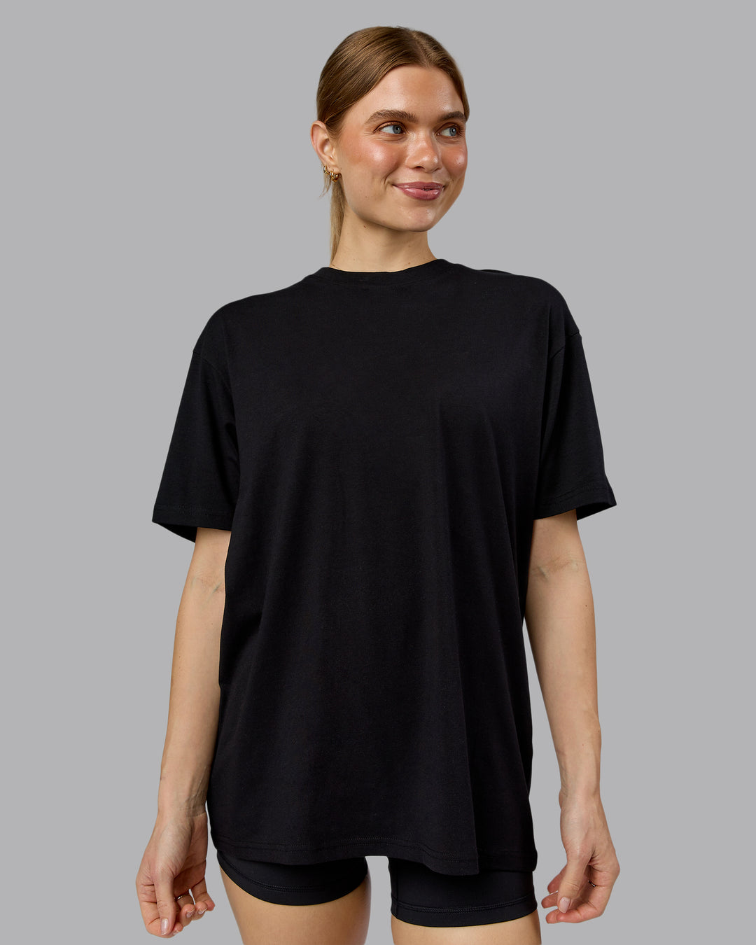Woman wearing Lifting Club FLXCotton Tee Oversize - Black-Ultra Orange | Model:Emilie | Size:XS
