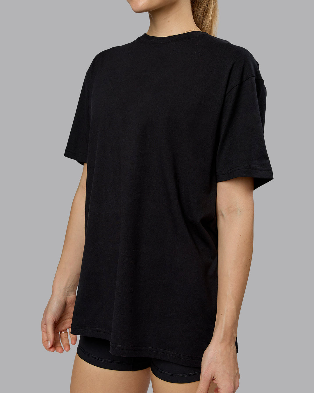 Woman wearing Lifting Club FLXCotton Tee Oversize - Black-Ultra Orange | Model:Emilie | Size:XS