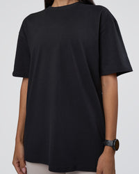 Woman wearing Lifting Club FLXCotton Tee Oversize - Black-Black | Model:Rhiley | Size:XS