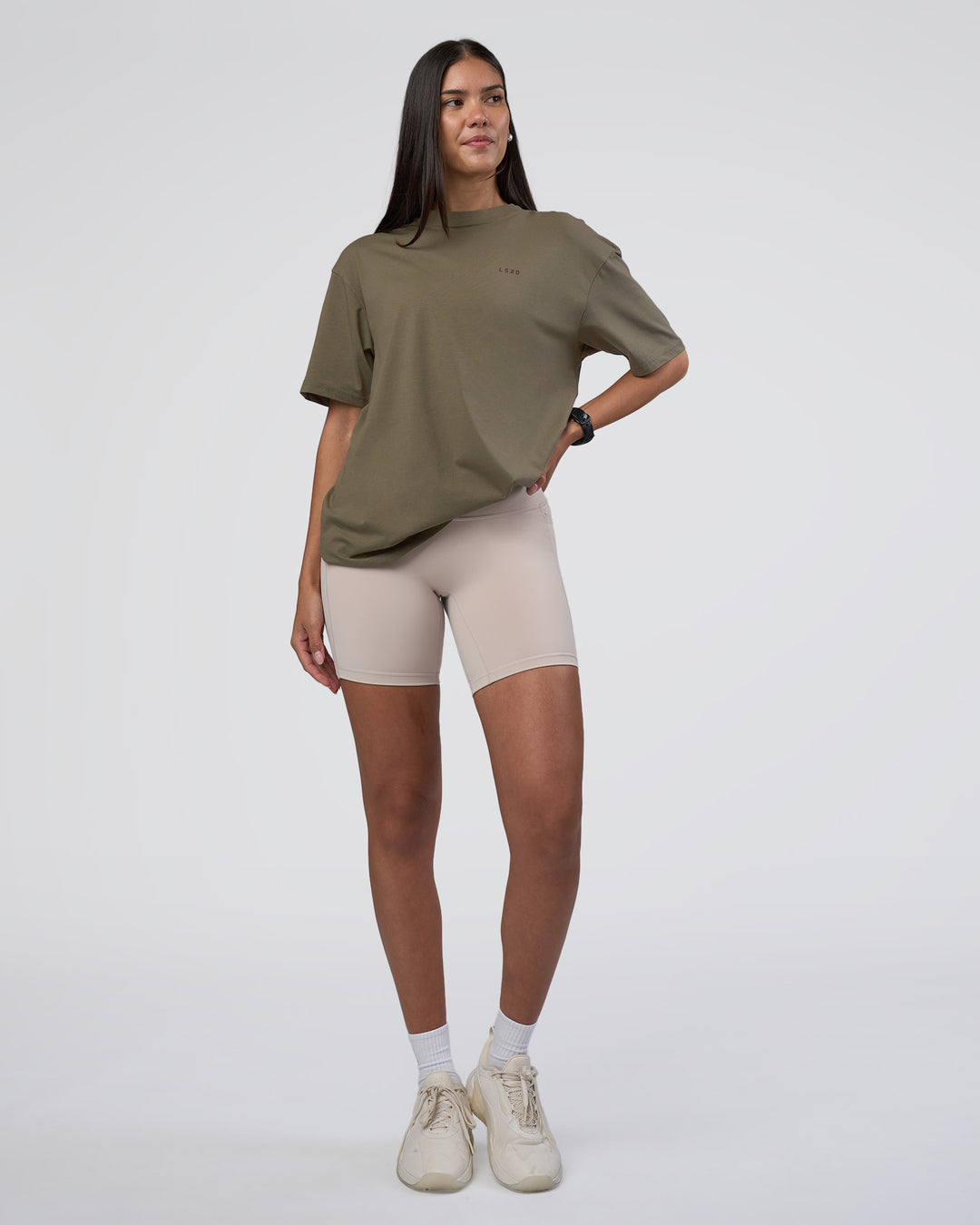 Woman wearing Lifting FLXCotton Oversized Tee - Walnut Grey-Hot Chocolate | Model:Rhiley | Size:XS