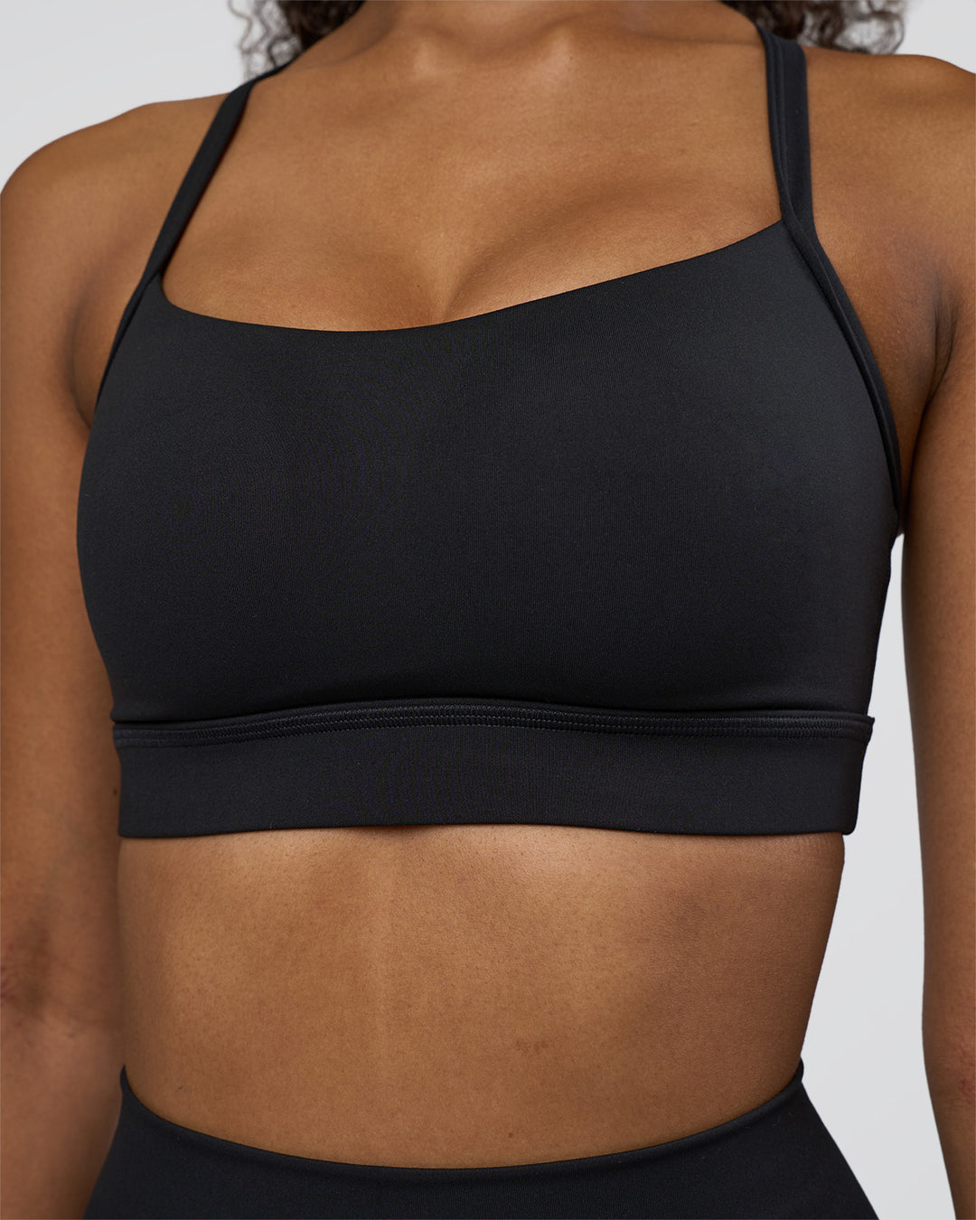 Woman wearing Momentum Sports Bra D/DD/E - Black | Model:Jordan | Size:XS