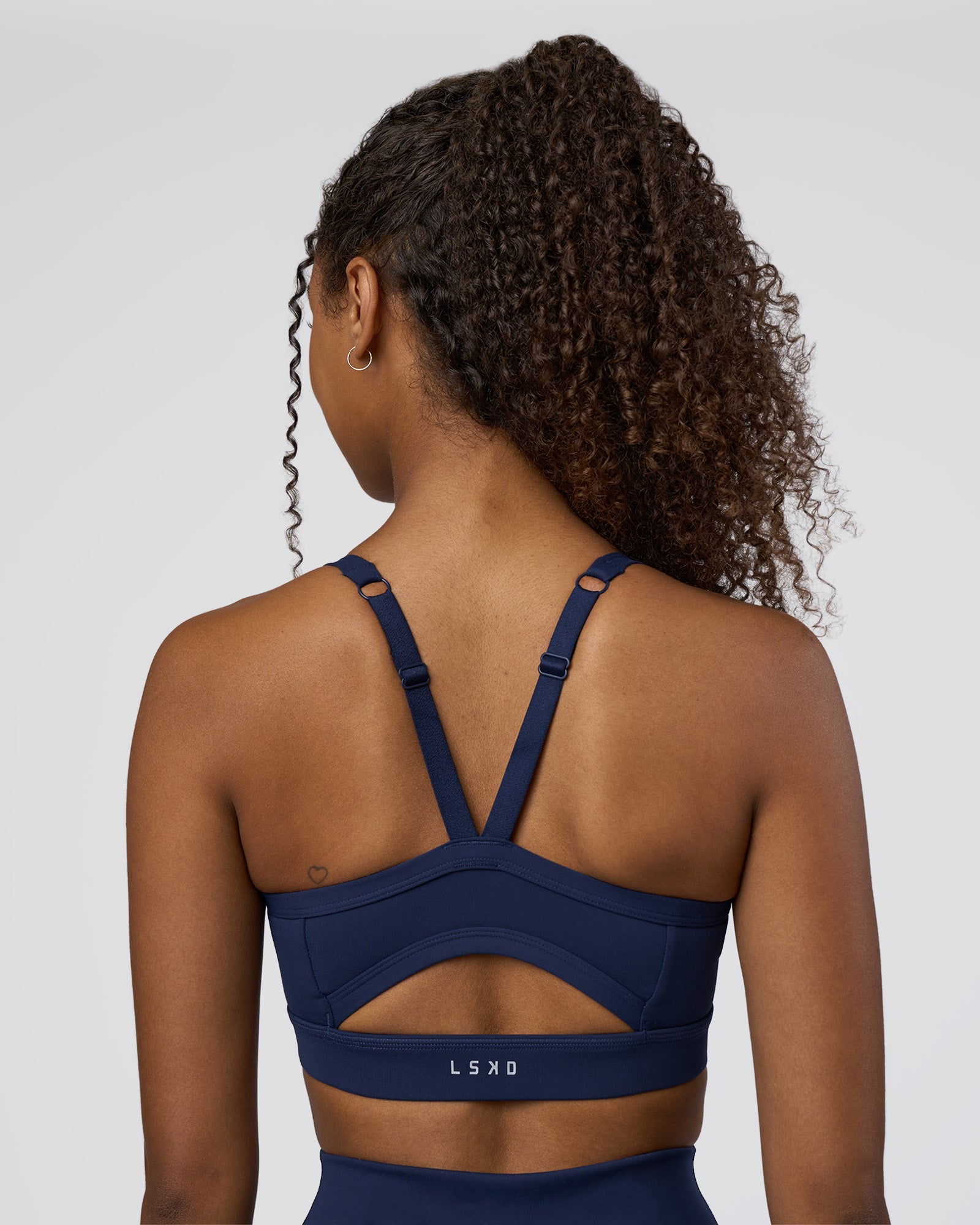 Woman wearing Momentum Sports Bra D/DD/E - Future Navy | Model:Jordan | Size:XS