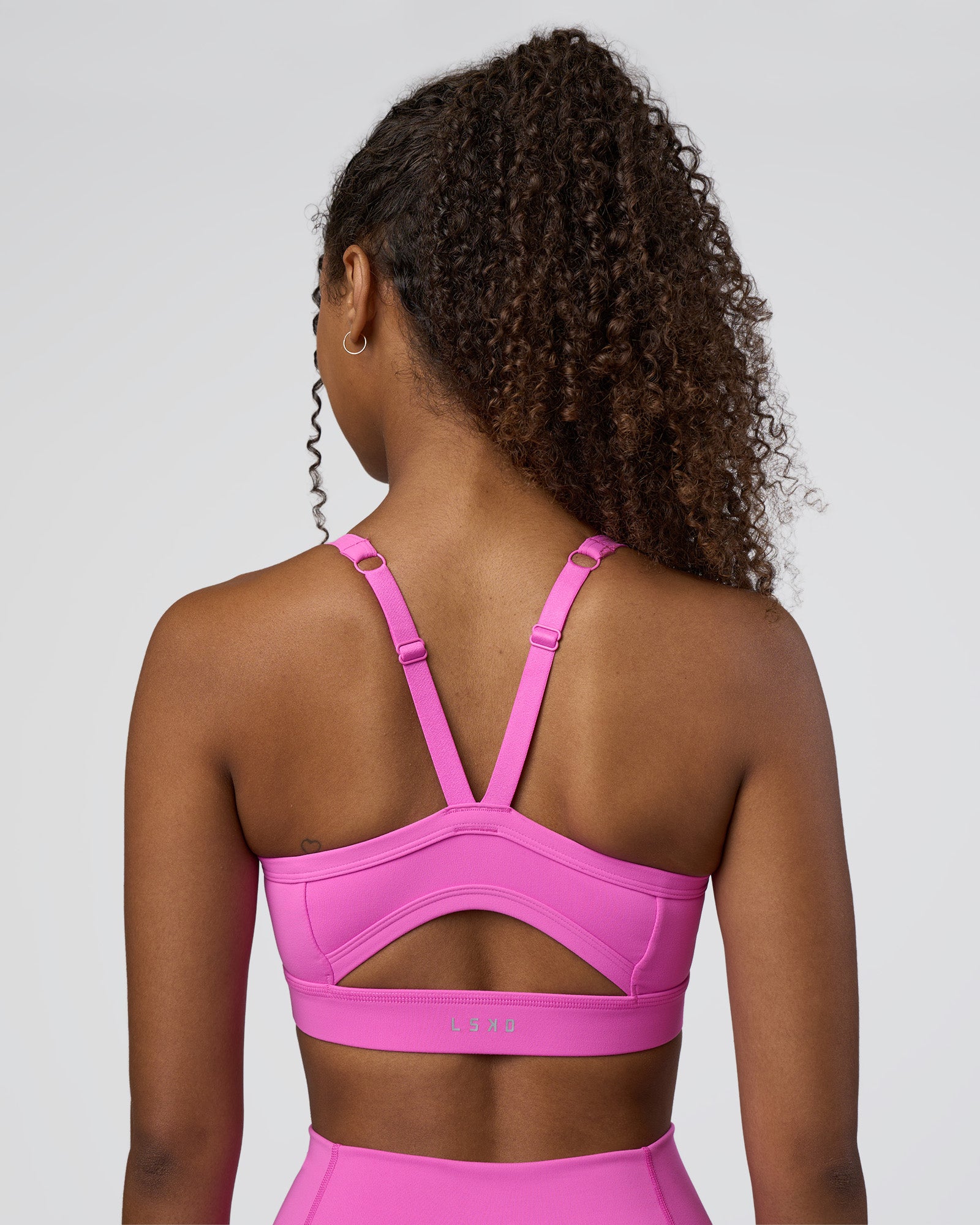 Woman wearing Momentum Sports Bra D/DD/E - Ultra Fuchsia | Model:Jordan | Size:XS