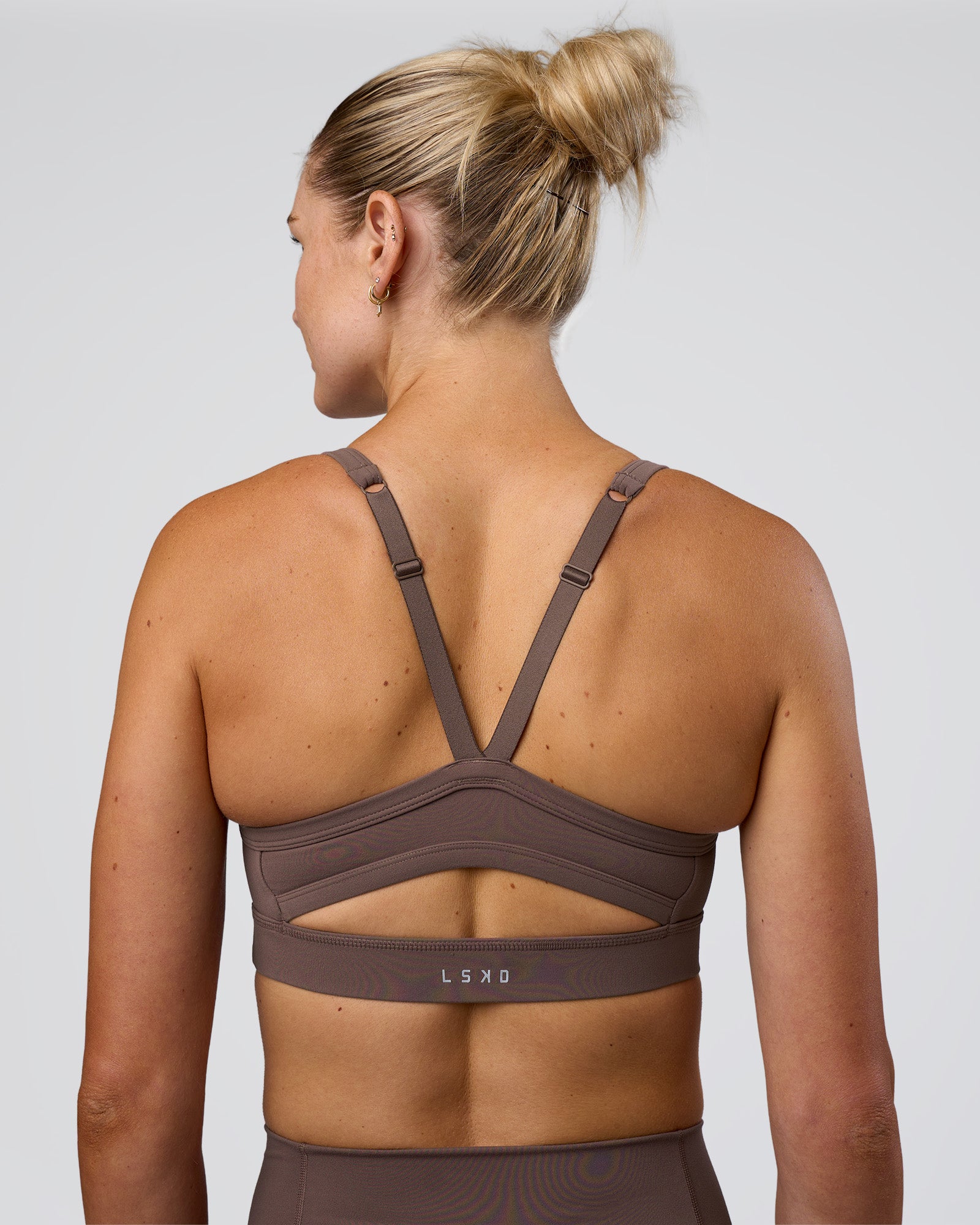 Woman wearing Momentum Sports Bra - Peppercorn | Model:Peppercorn | Size:XS