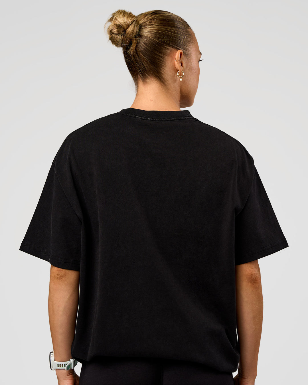 Woman wearing Offset Heavyweight Unisex Oversized Tee - Black Washed-Castlerock | Model:Maja | Size:XS