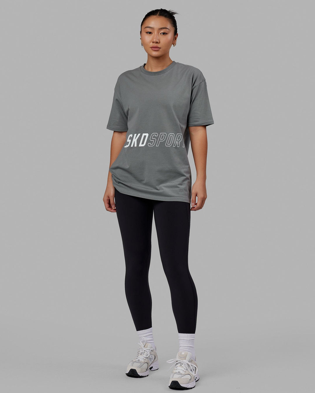 Woman wearing Unisex Pace FLXCotton Tee Oversize - Graphite