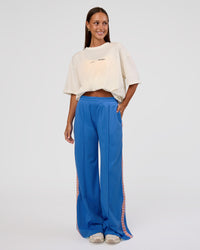 Woman wearing Peaches x LSKD Collection FLXCotton Oversize Tee - Off White | Model:Brylee | Size:XS