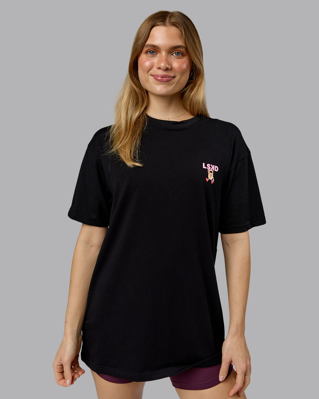 Woman wearing Perspective FLXCotton Oversized Tee - Black-Soft Pink | Model:Emilie | Size:XS