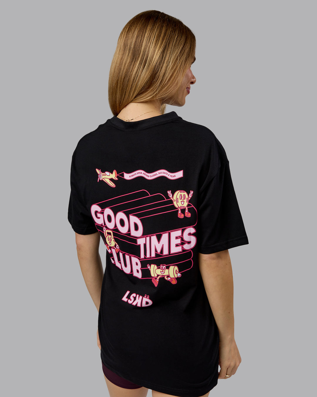 Woman wearing Perspective FLXCotton Oversized Tee - Black-Soft Pink | Model:Emilie | Size:XS