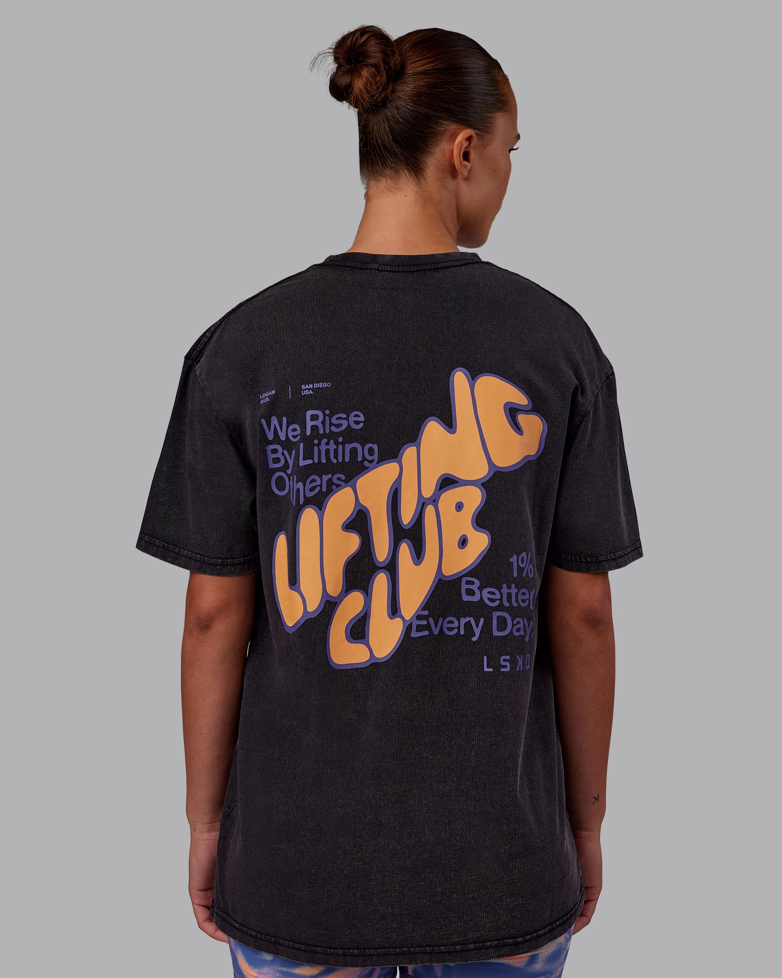 Man wearing Rise & Lift Washed FLXCotton Oversized Tee - Black-Warm Apricot | Model:Charlize | Size:XS