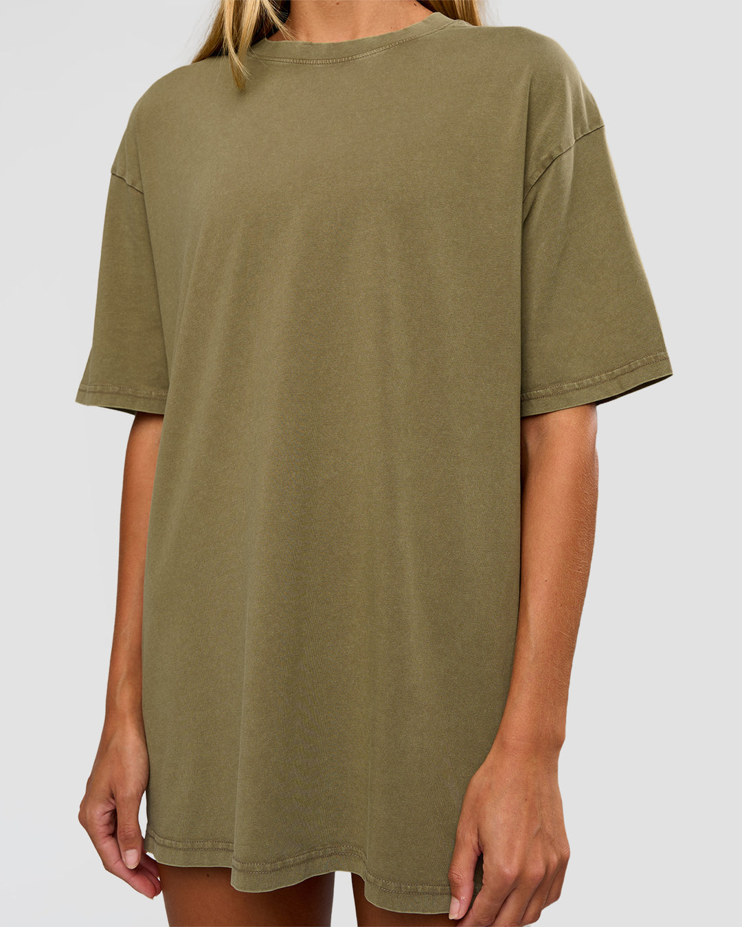 Woman wearing Shadow Mode FLXCotton Oversized Tee - Walnut Grey Washed | Model:Georgia | Size:XS