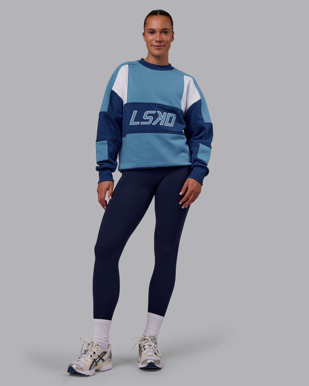 Woman wearing Slam Sweater Oversize - Azure Blue-Blue Quartz | Model:Charlize | Size:XS