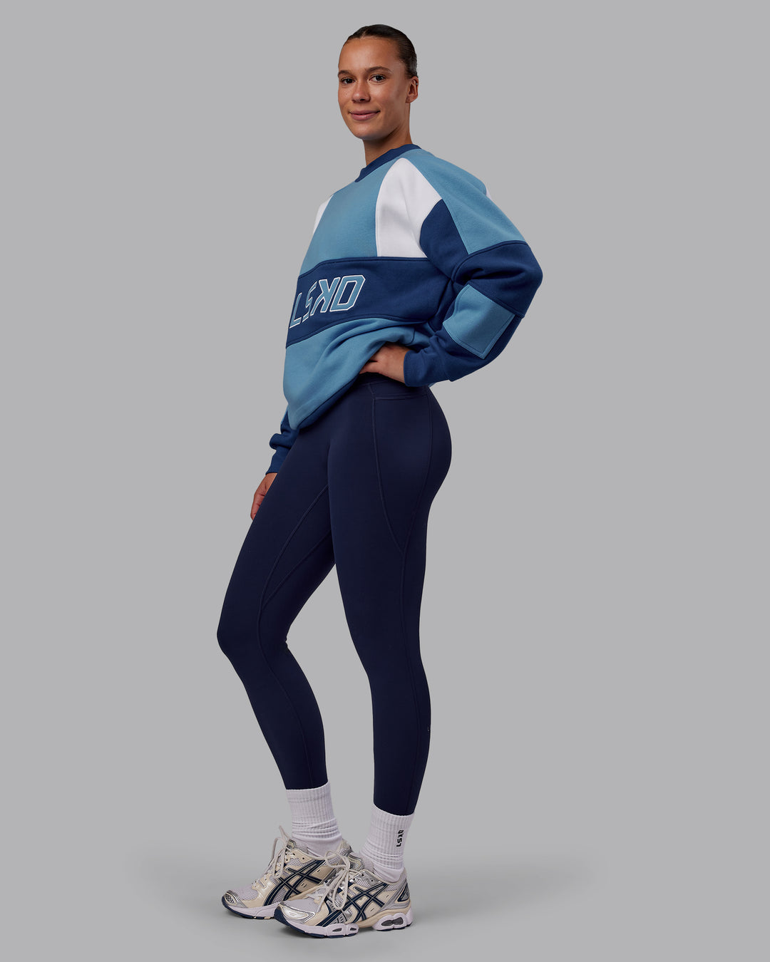 Woman wearing Slam Sweater Oversize - Azure Blue-Blue Quartz | Model:Charlize | Size:XS