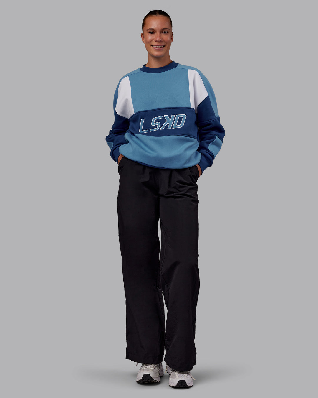 Woman wearing Slam Sweater Oversize - Azure Blue-Blue Quartz | Model:Charlize | Size:XS