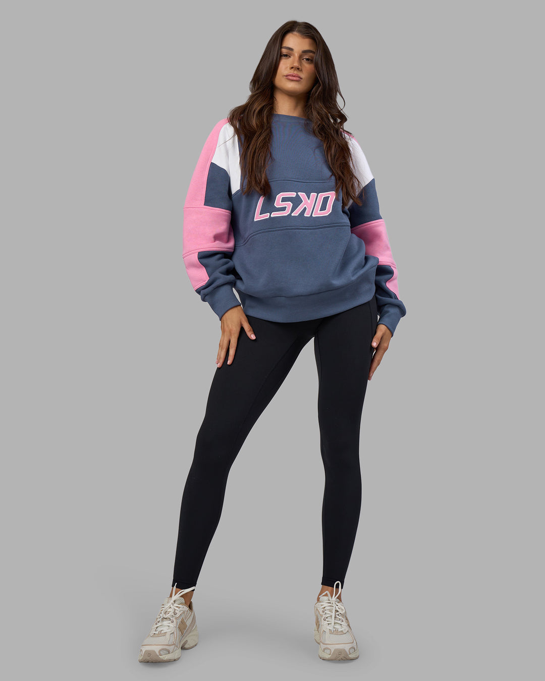 Woman wearing Slam Sweater Oversize - Night Shadow-Rosebloom | Model:Phoebe | Size:XS