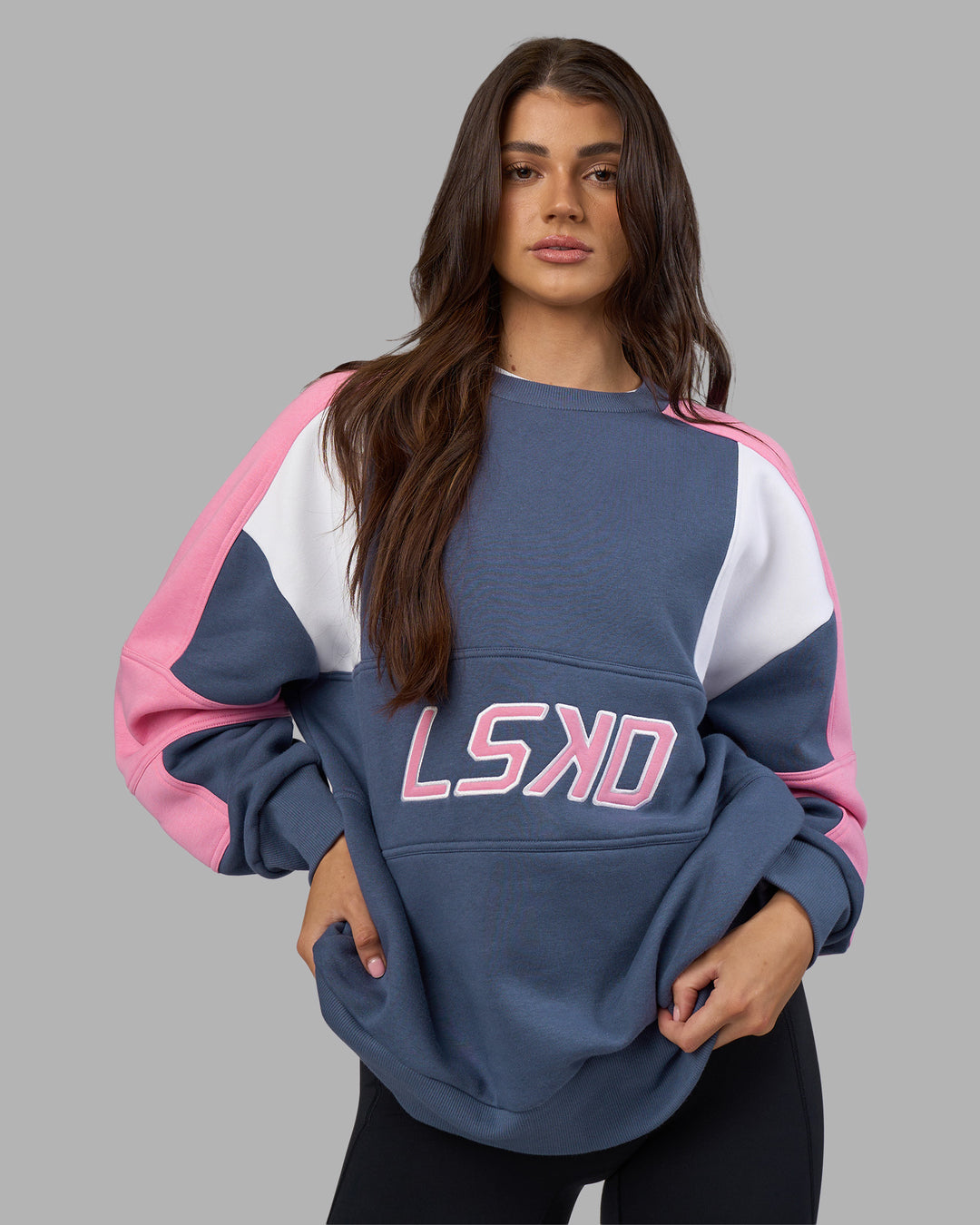Woman wearing Slam Sweater Oversize - Night Shadow-Rosebloom | Model:Phoebe | Size:XS