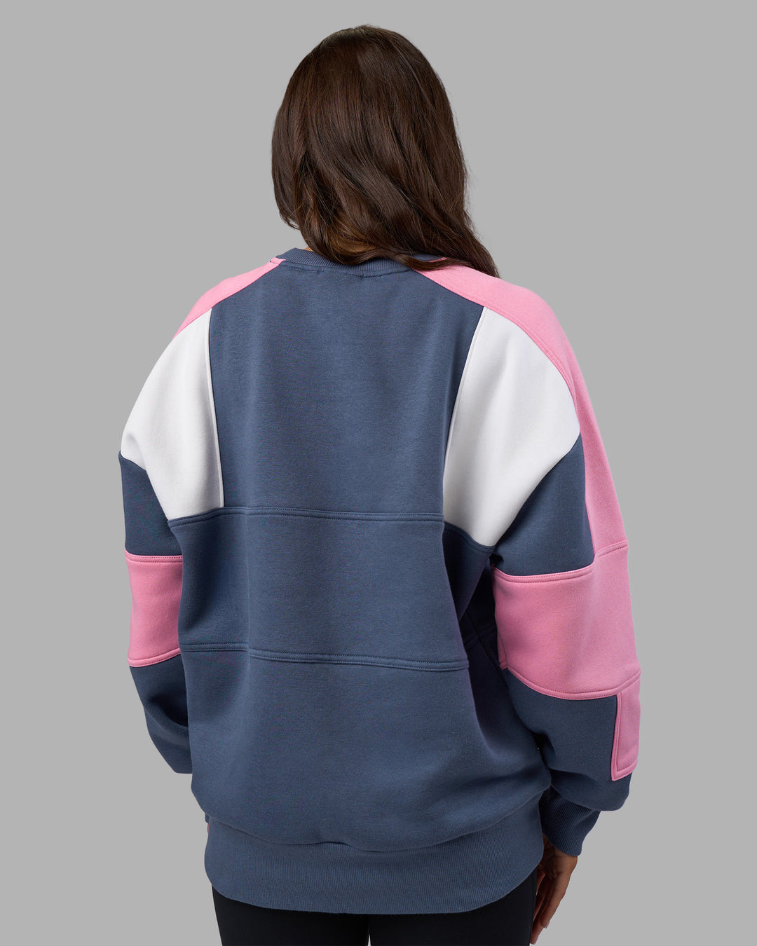 Woman wearing Slam Sweater Oversize - Night Shadow-Rosebloom | Model:Phoebe | Size:XS