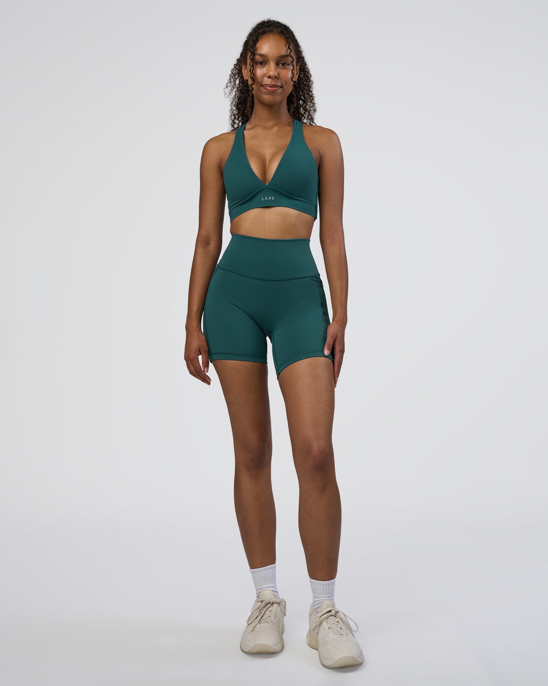 Woman wearing Stamina Sports Bra D/DD/E - Transformative Teal | Model:Jordan | Size:XS