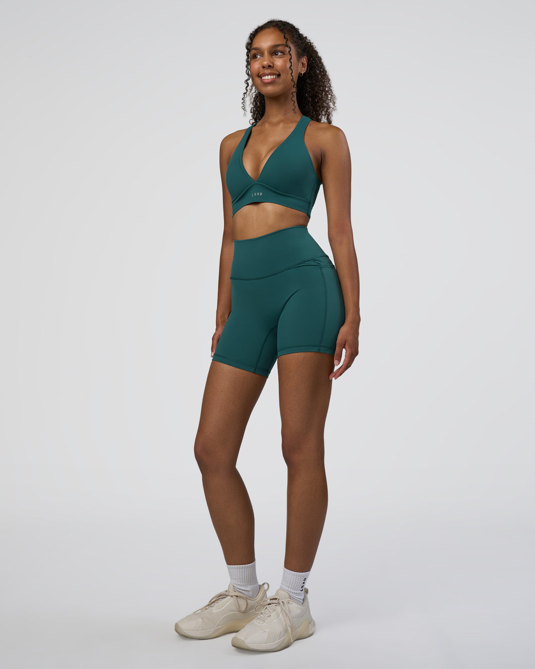 Woman wearing Stamina Sports Bra D/DD/E - Transformative Teal | Model:Jordan | Size:XS
