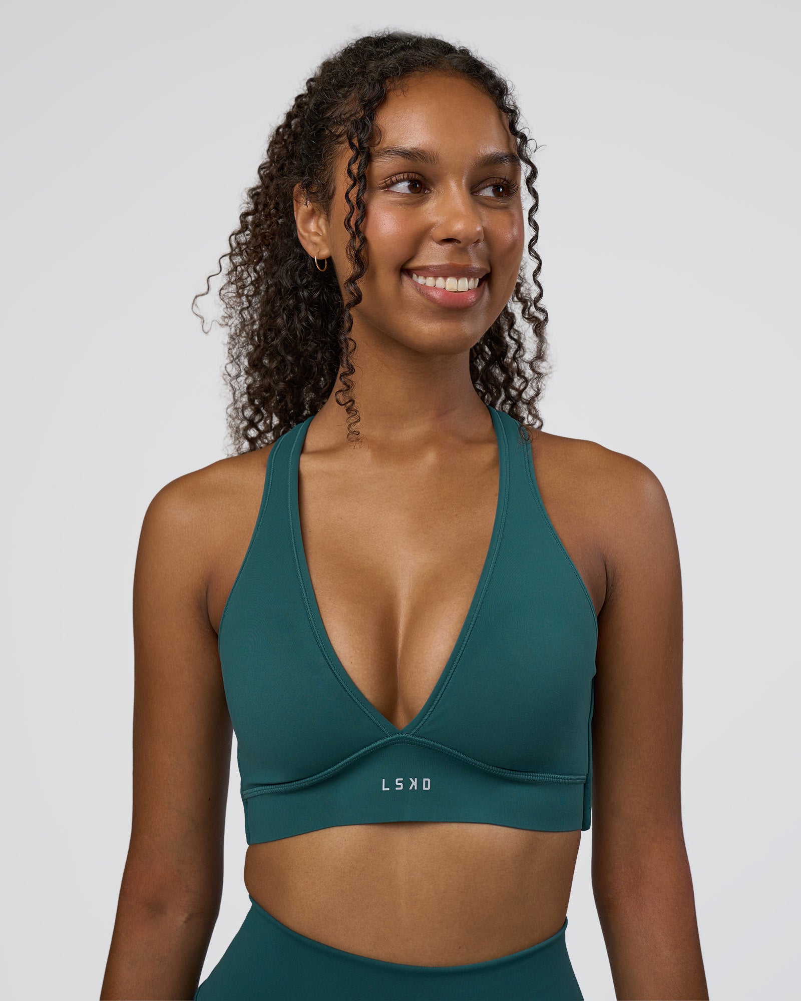 Woman wearing Stamina Sports Bra D/DD/E - Transformative Teal | Model:Jordan | Size:XS