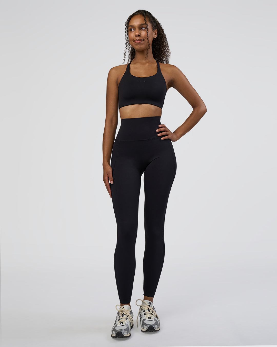 Woman wearing Twist Sports Bra D/DD/E - Black | Model:Jordan | Size:XS