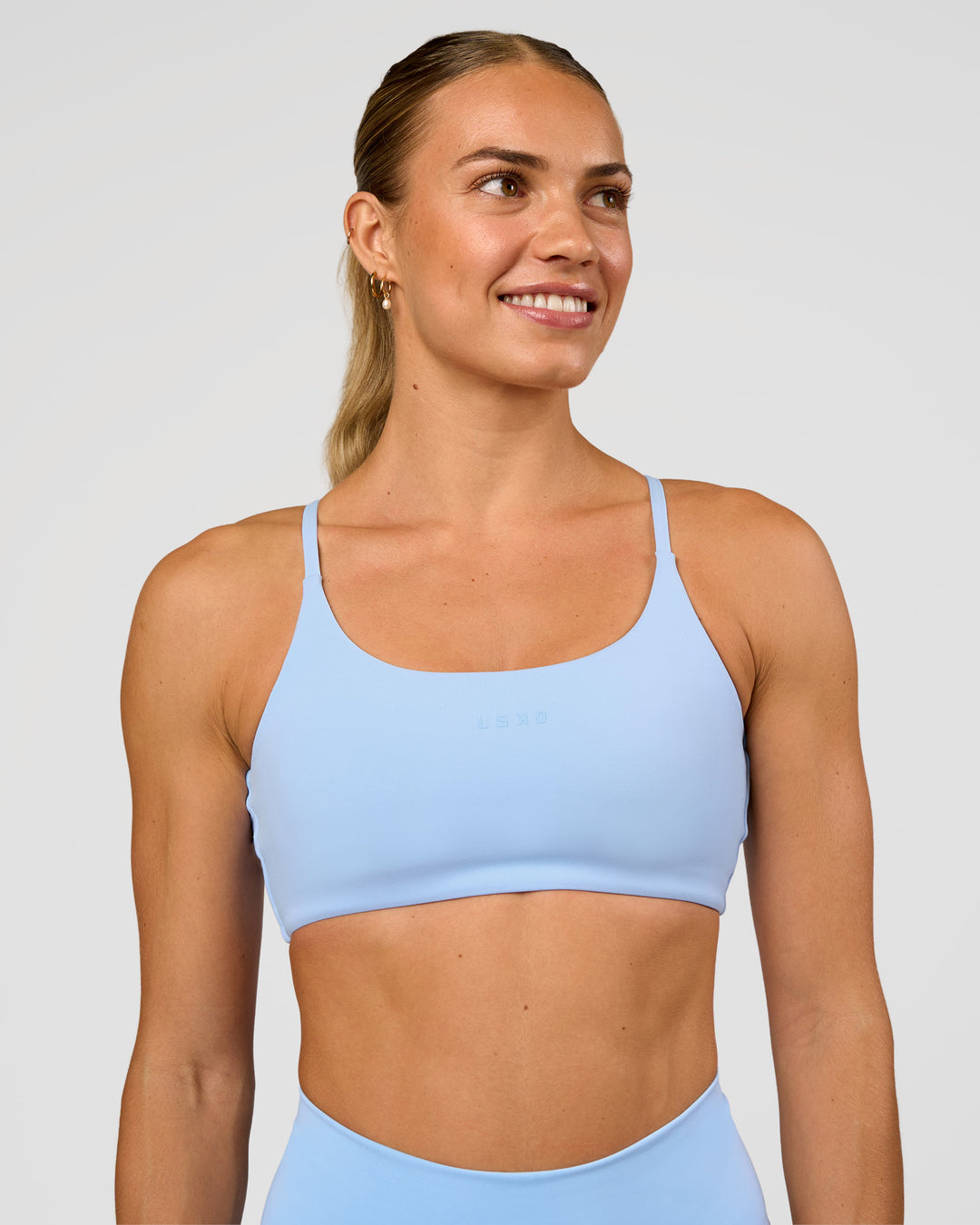Woman wearing Twist Sports Bra - Open Air | Model:Maja | Size:XS