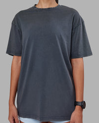 Woman wearing Lifting Club FLXCotton Tee Oversize - Dark Storm Washed-Blue | Model:Rhiley | Size:XS
