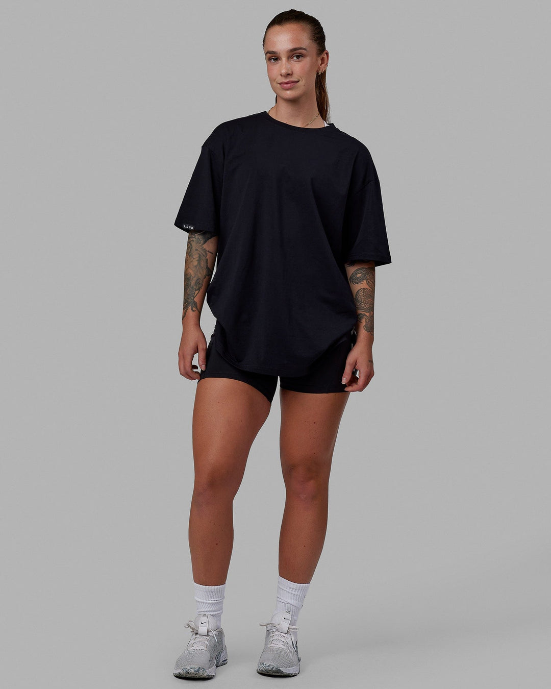 Woman wearing Unisex Lifting Club FLXCotton Tee Oversize - Black-Power Cobalt