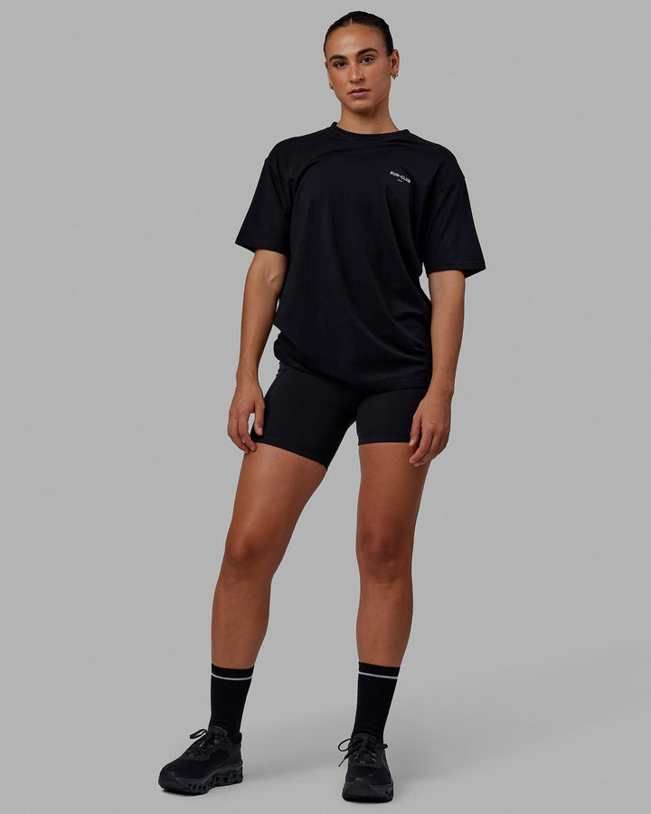 Woman wearing Unisex RUN–CLUB FLXCotton Tee Oversize - Black-White
