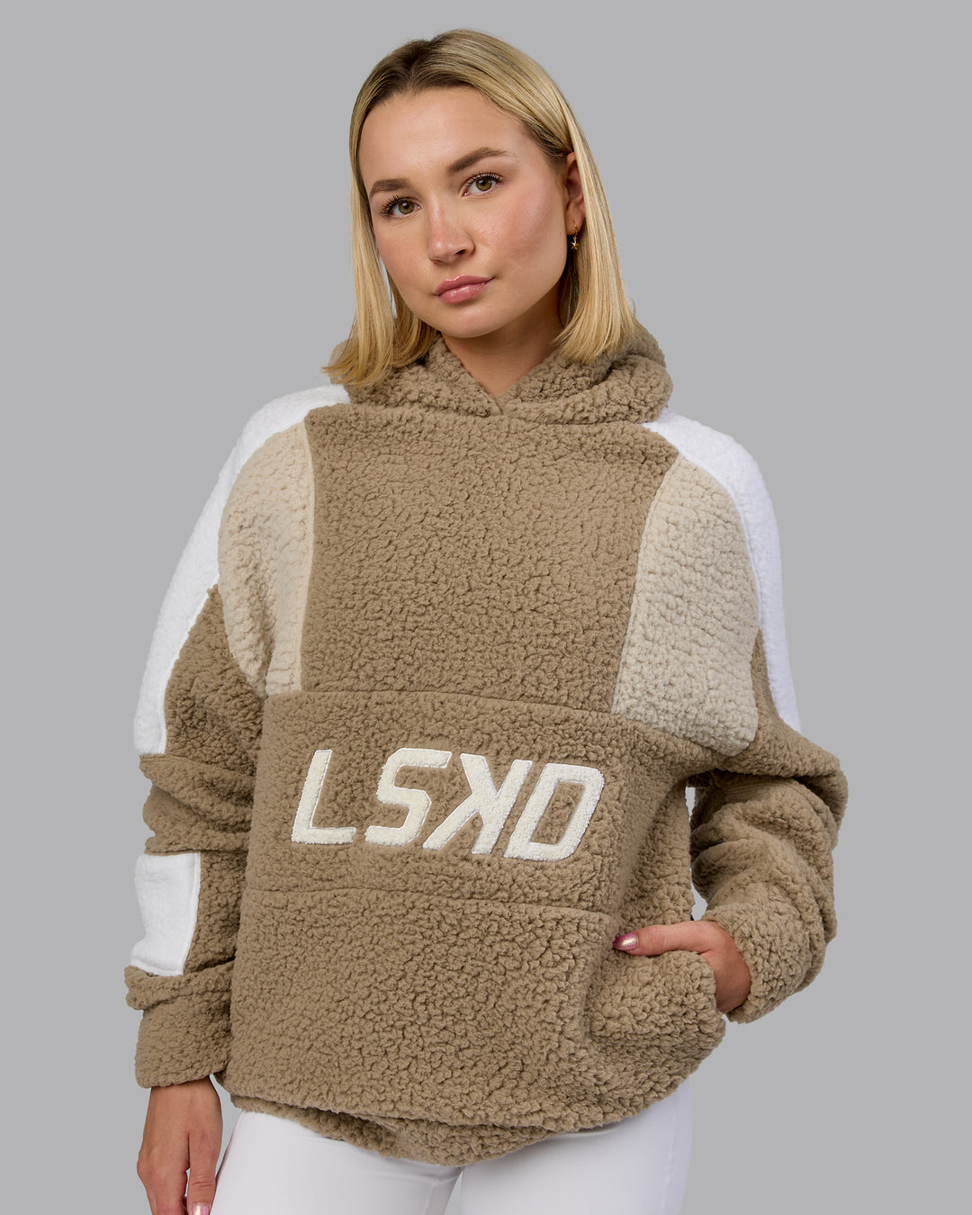Woman wearing Sherpa Slam Hoodie Oversized - Greige-Shale Beige-White | Model:Halle | Size:XS